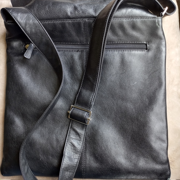 New York Toronto Crossbody leather bag. - Picture 3 of 4